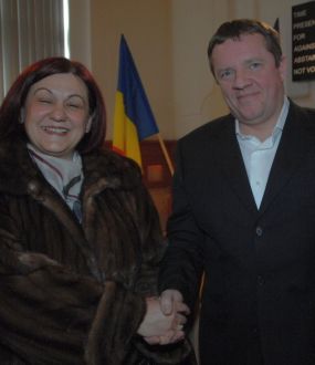 Mioara Simcelescu si Renatas Siaulys, din partea Europa Group) la licitatia organizata de Primarie in ianuarie 2008