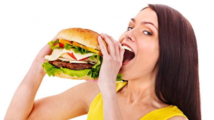 Cum se poate slăbi cu fast-food şi junk food. Ce spune nutriţionistul Mihaela Bilic