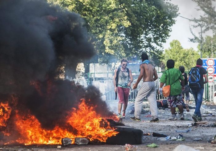 refugiati cauciucuri arse granita serbia ungaria