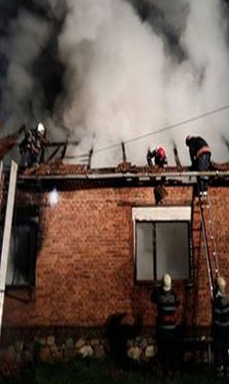 incendiu pompieri fum casa