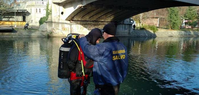 Bărbat găsit înecat în Bega, la Timișoara. Pompierii și scafandrii intervin lângă un pod. Bărbat găsit înecat în Bega, la Timișoara. Pompierii și scafandrii intervin lângă un pod.