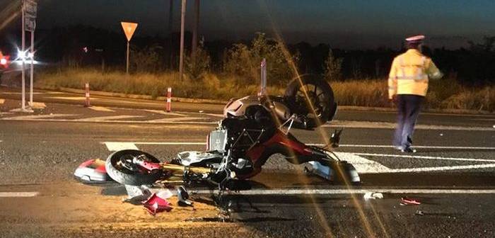 Un tanar motociclist de 18 ani a fost ucis de un camion. Un tanar motociclist de 18 ani a fost ucis de un camion.
