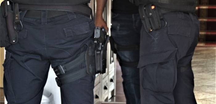 Tânăr polițist din Timișoara rănit grav cu propria armă în față Tânăr polițist din Timișoara rănit grav cu propria armă în față