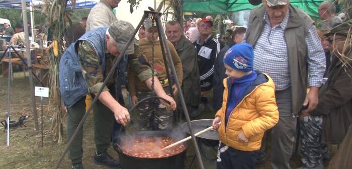 Bucurii culinare cu carne de mistreț și caprior, parade de câini și muzică la Festivalul Vânătorilor!
