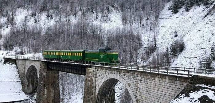 Semmeringul bănățean: trenul circulă doar în weekend. Semmeringul bănățean: trenul circulă doar în weekend.