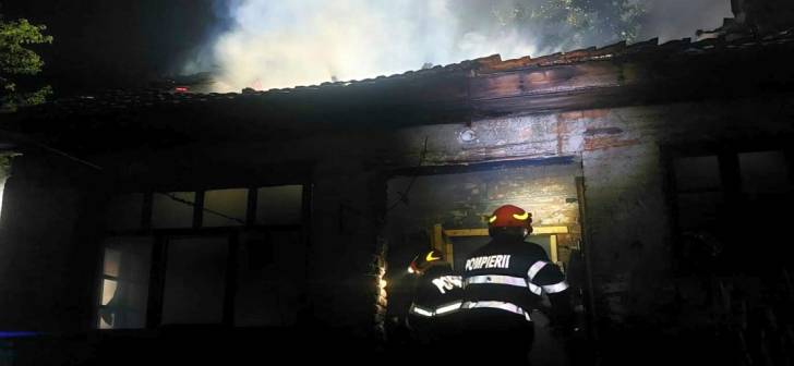 Tragedie: Un bărbat găsit mort în casa arsă de pompieri Tragedie: Un bărbat găsit mort în casa arsă de pompieri