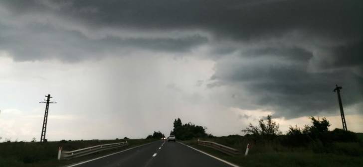 Vijelia a întunecat mai multe orașe din județul Timiș Vijelia a întunecat mai multe orașe din județul Timiș