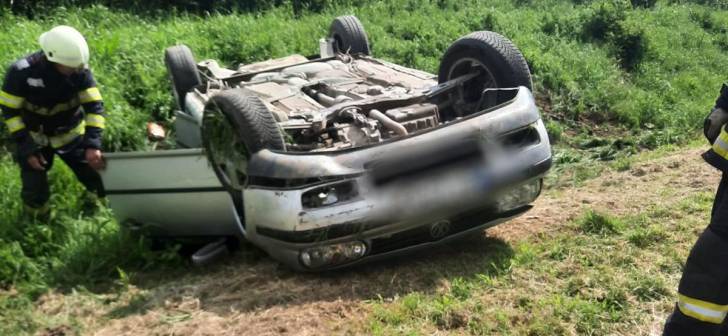 Un șofer de 81 de ani a supraviețuit miraculos după ce a răsturnat mașina în drum spre Timișoara