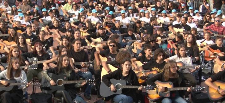 Concert spectaculos la Timișoara: 400 de chitariști aduc o explozie de culoare. Video. Concert spectaculos la Timișoara: 400 de chitariști aduc o explozie de culoare. Video.