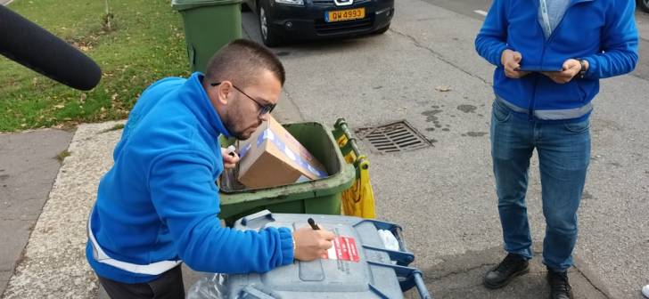 RETIM și ADID Timiș reîncep să aplice etichetele de avertizare pentru reciclarea corectă a deșeurilor.