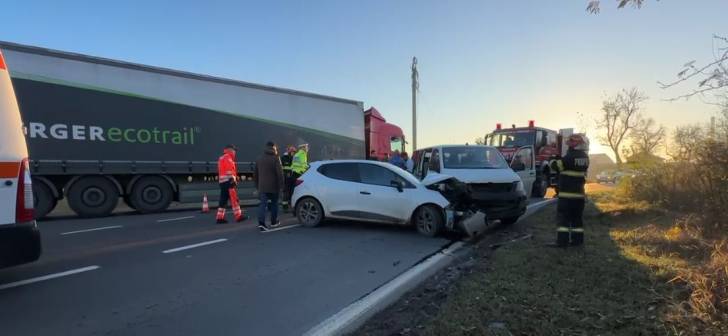 Accident între un microbuz aglomerat și o mașină la Timișoara. 4 persoane rănite. Imagine. Accident între un microbuz aglomerat și o mașină la Timișoara. 4 persoane rănite. Imagine.