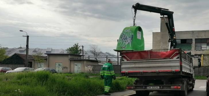 Ambalajele de sticlă depuse corect sunt esențiale în colectarea selectivă a deșeurilor. Ambalajele de sticlă depuse corect sunt esențiale în colectarea selectivă a deșeurilor.
