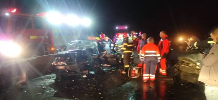 Accident grav: 6 victime, printre care și un copil. Echipa de descarcerare a intervenit după impactul puternic dintre două mașini. Imagine