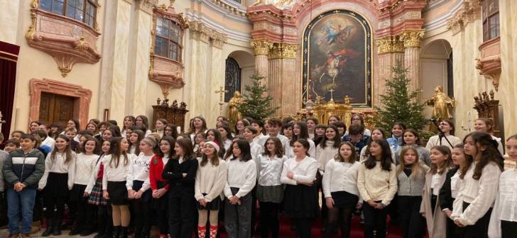 Atmosfera festiva de Craciun in Domul din Piata Unirii, Timisoara. Spectacol emotionant al elevilor si profesorilor de la Liceul Nikolaus Lenau. Clip video inclus.
