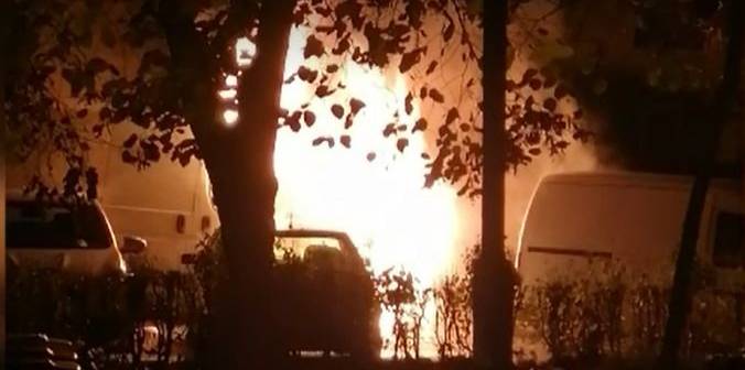 Incendiu devastator a distrus 6 autoturisme în Timișoara. Filmat! Incendiu devastator a distrus 6 autoturisme în Timișoara. Filmat!