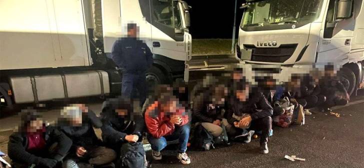 Atac pe Autostrada Timisoara - Arad: Politisti injunghiati de traficanti de migranti. Atac pe Autostrada Timisoara - Arad: Politisti injunghiati de traficanti de migranti.