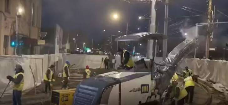 Muncitorii scot cu forta curiosii de la santierul din Timisoara