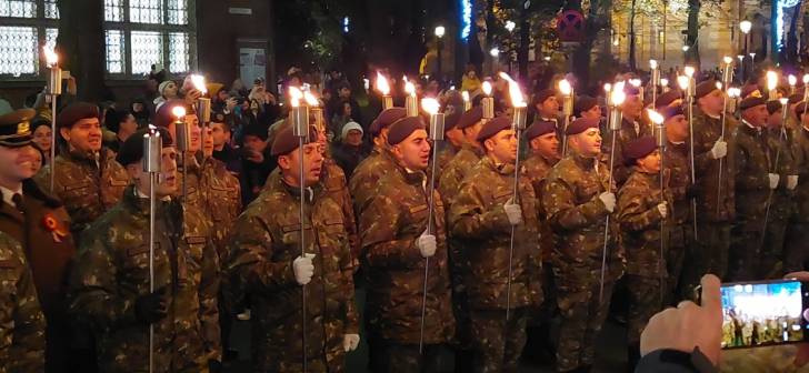Parada militarilor de 1 Decembrie, la Timisoara, cu torte și retragere solemnă! Parada militarilor de 1 Decembrie, la Timisoara, cu torte și retragere solemnă!