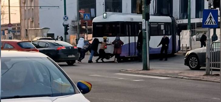 "Tramvai blocat de pasageri la Timisoara, dupa franarea brusca a vatmanului pentru a evita un accident" "Tramvai blocat de pasageri la Timisoara, dupa franarea brusca a vatmanului pentru a evita un accident"