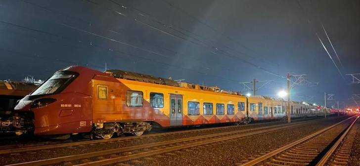 Primul tren electric nou intrat in tara dupa 40 de ani va circula si la Timisoara dintr-o serie de 37. Primul tren electric nou intrat in tara dupa 40 de ani va circula si la Timisoara dintr-o serie de 37.