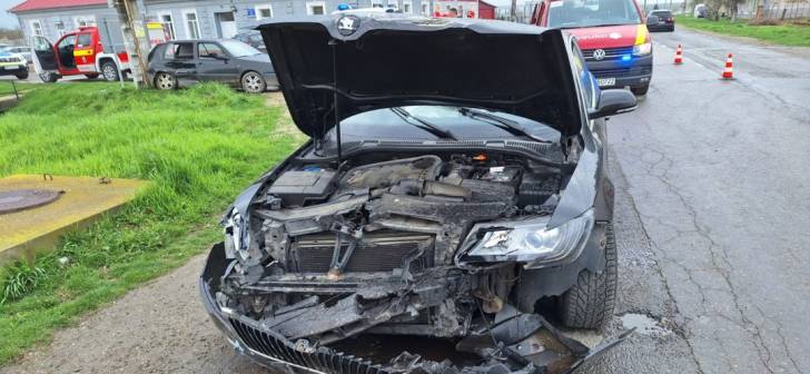 Coliziune pe o stradă din Timiș. Persoane accidentate în intersecție. Imagine Coliziune pe o stradă din Timiș. Persoane accidentate în intersecție. Imagine