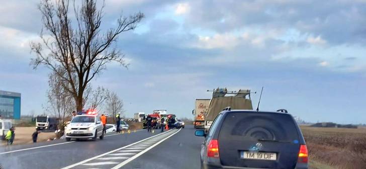 Accident grav la Timișoara, din cauza unui șofer neatent. 3 persoane rănite. Foto Accident grav la Timișoara, din cauza unui șofer neatent. 3 persoane rănite. Foto