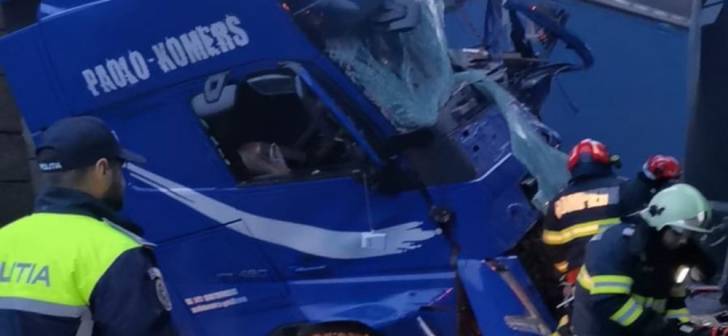 Accident grav pe soseaua Timisoara-sud: 3 tiruri implicate, oameni raniti