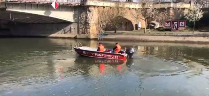Cautarile au fost reluate pe raul Bega, un incident socant. Cautarile au fost reluate pe raul Bega, un incident socant.