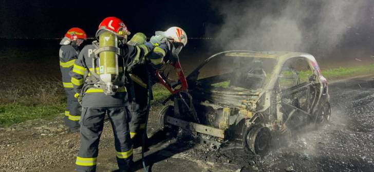 Incident nefericit: Masina electrica distrusa de foc in apropiere de Timisoara. Filmat de martori Incident nefericit: Masina electrica distrusa de foc in apropiere de Timisoara. Filmat de martori