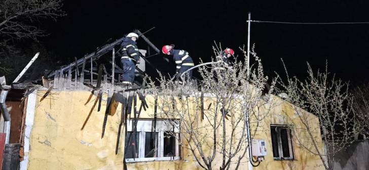 Tragedie într-o locuință: femeie găsită carbonizată, victima incendiului. Imagine. Tragedie într-o locuință: femeie găsită carbonizată, victima incendiului. Imagine.