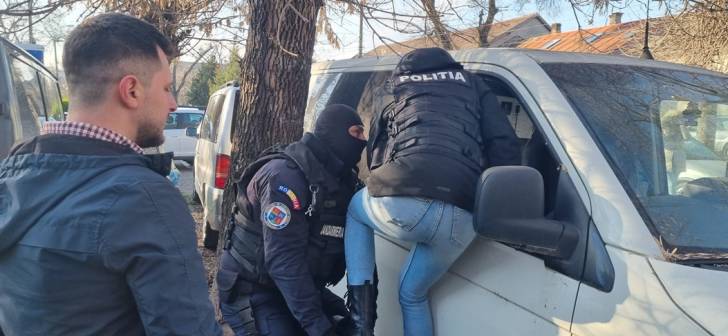 Masinile traficantilor vandalizate pentru ca au refuzat sa deschida. Razie la contrabandistii de tigari din Timisoara. Imagine si inregistrare video.