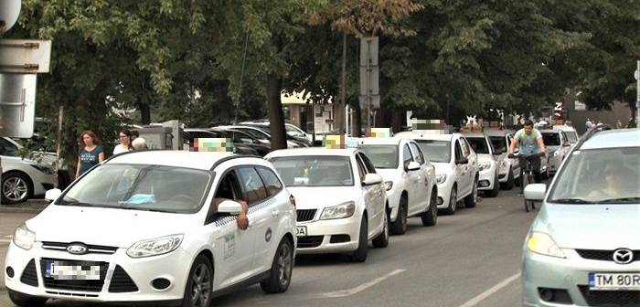 Conflict între șoferi de taxi la mall din cauza portierei. Conflict între șoferi de taxi la mall din cauza portierei.