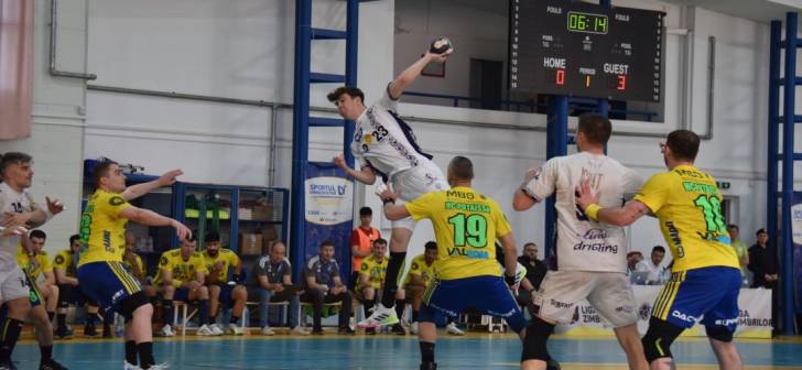 Handbalistii de la Poli Timisoara joaca impotriva Bacaului in Divizia A, in sala stabilita pentru partida.