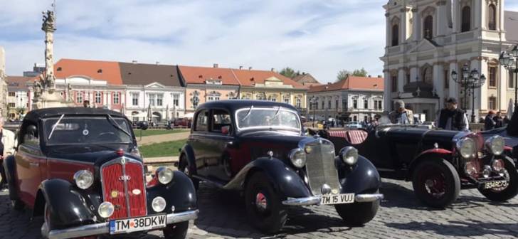 Peste 100 de mașini clasice expuse în Piața Centrală din Timișoara, la Retroparada primăverii Peste 100 de mașini clasice expuse în Piața Centrală din Timișoara, la Retroparada primăverii
