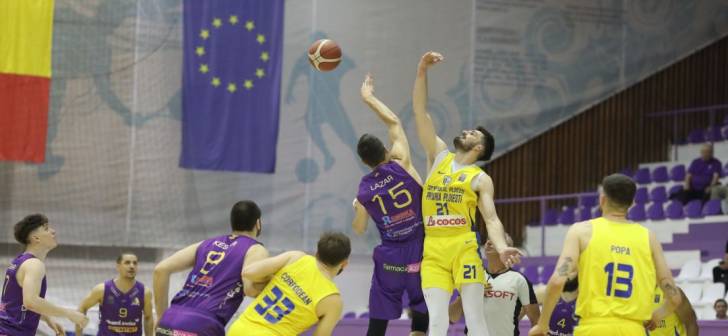 Baschetbaliștii din Timișoara se duelează cu echipa Petrolul pentru victorie. Baschetbaliștii din Timișoara se duelează cu echipa Petrolul pentru victorie.