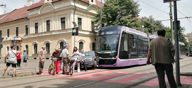 Un tramvai a fost lovit de un BMW intr-un intersectie interzisa din centrul Timisoarei. Imagine in articol.