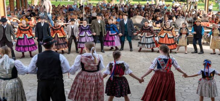 Timisoara gazduieste Festivalul Etniilor cu muzica, dans, traditii si karaoke. Timisoara gazduieste Festivalul Etniilor cu muzica, dans, traditii si karaoke.