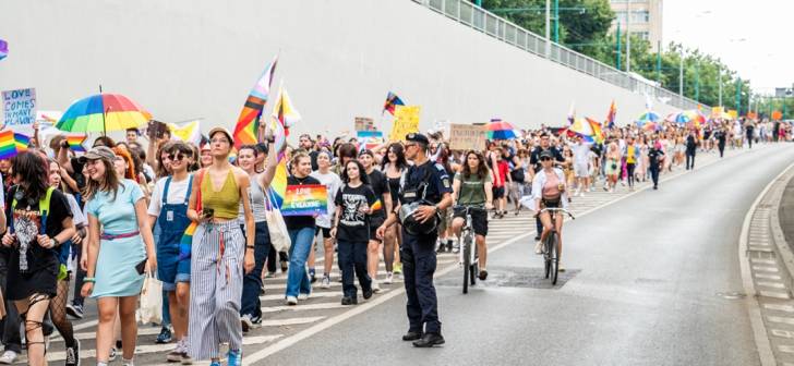 Marsul comunitatii LGBTQIA+ blocheaza circulatia prin pasajul Michelangelo din Timisoara. Marsul comunitatii LGBTQIA+ blocheaza circulatia prin pasajul Michelangelo din Timisoara.
