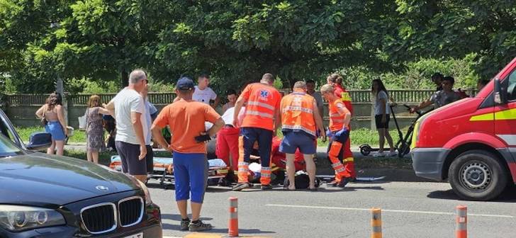 Un tanar a fost accidentat de masina la trecerea de pietoni din apropierea Timisoarei, fiind transportat cu ambulanta. Un tanar a fost accidentat de masina la trecerea de pietoni din apropierea Timisoarei, fiind transportat cu ambulanta.