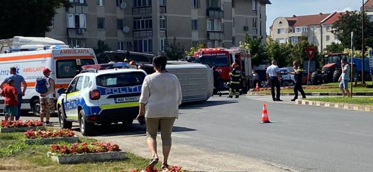 Accident grav pe DN in Timis: microbuz lovit de tir. Un ranit, imagini de la fata locului.