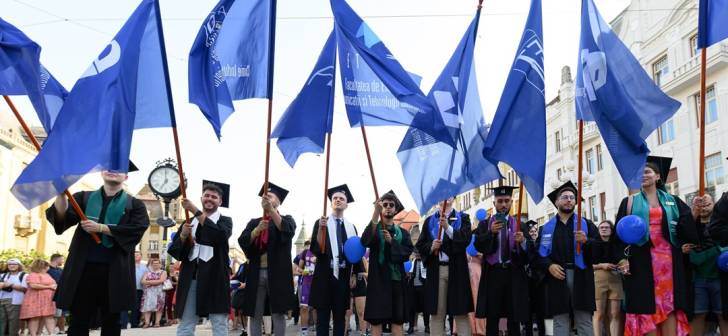 <p><strong> FESTIVALUL ABSOLVENȚILOR 2025: O săptămână plină de ceremonii, emoții și concerte live la Universitate</strong></p>