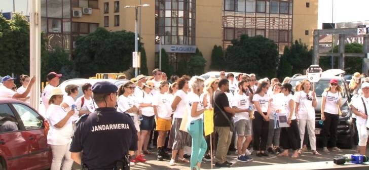 Contabilii din Timișoara protestează în fața sediului Finanțelor Publice: Protestăm împotriva haosului din legislația fiscală. Confuzarine înregistrată. Contabilii din Timișoara protestează în fața sediului Finanțelor Publice: Protestăm împotriva haosului din legislația fiscală. Confuzarine înregistrată.