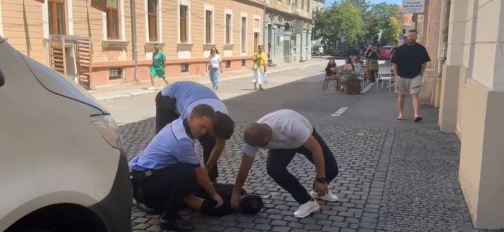 Autoritatile din Timisoara verifica actiunile politistilor locali care au folosit spray-ul cu efect imobilizator. Un sofer a lovit intentionat un agent, iar totul a fost filmat. Autoritatile din Timisoara verifica actiunile politistilor locali care au folosit spray-ul cu efect imobilizator. Un sofer a lovit intentionat un agent, iar totul a fost filmat.