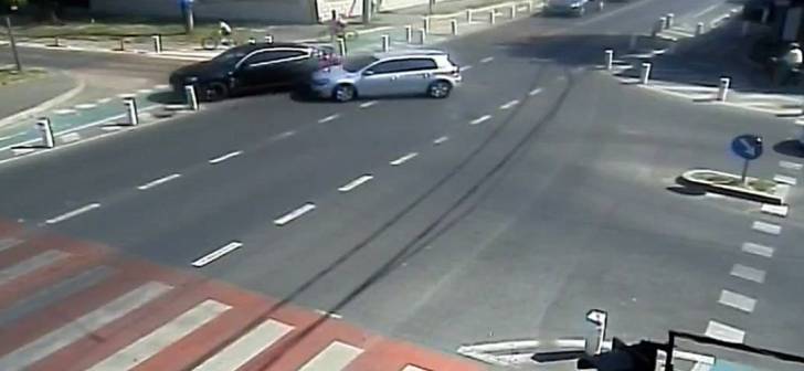 Accidentul filmat la Timisoara: Soferul a evitat doi biciclisti Accidentul filmat la Timisoara: Soferul a evitat doi biciclisti