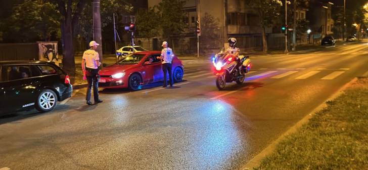 Un șofer a fost urmărit de polițiști în Timișoara, abandonând mașina. Un șofer a fost urmărit de polițiști în Timișoara, abandonând mașina.