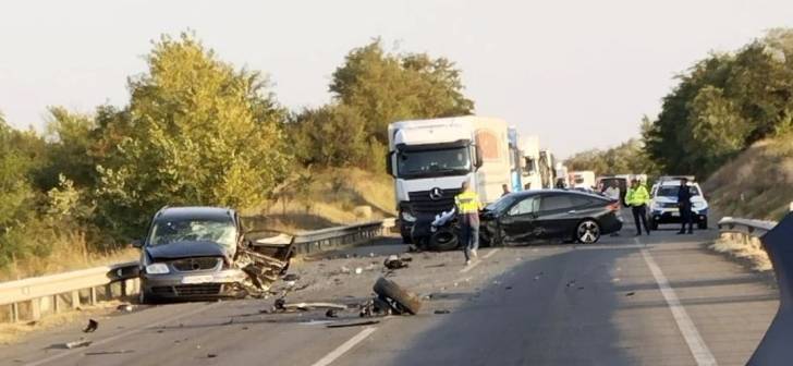 Accident grav cu trei mașini pe DN6. Șoferul englez a fugit. Imagine