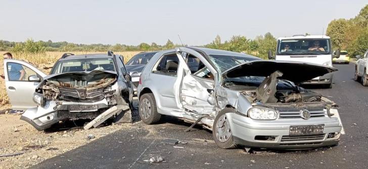 Coliziune intre 2 masini si un microbuz pe DN Timis. Victime ranite. Imagine