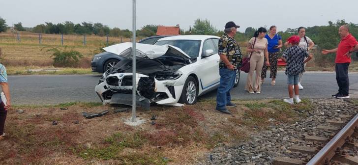 Accident feroviar aproape de Timisoara. Mai multe masini lovite, una rasturnata. Imagine in articol.