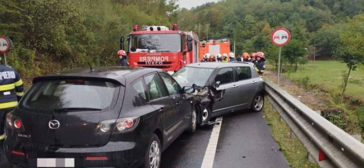 Accident violent pe drum din vestul Romaniei, victime grav ranite. Interventie dificila a pompierilor pentru descarcerare. Imagine