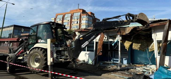 Demolare a chioscurilor ilegale în Piața 700 Timișoara, lucrările întârzie. Demolare a chioscurilor ilegale în Piața 700 Timișoara, lucrările întârzie.